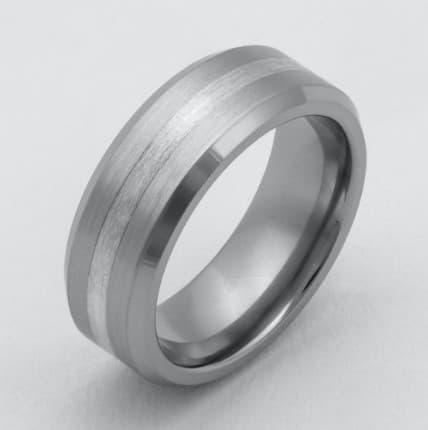 Breiter Titanring von ReWi Titan mit längs gebürsteter Mittelpartie und polierten Kanten, freigestellt auf hellem Hintergrund in sachlicher Produktaufnahme