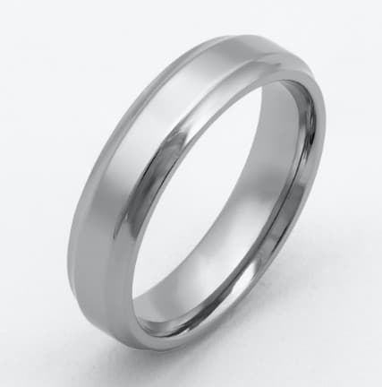 Polierter Titanring von ReWi Titan mit klarer Linienführung und leicht gewölbter Oberfläche, freigestellt auf hellem Hintergrund in neutraler Produktansicht