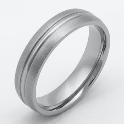 Titanring von ReWi Titan mit fein gebürsteter Oberfläche und zwei umlaufenden Linien, polierte Innenfläche, freigestellt auf hellem Hintergrund in klarer Produktdarstellung