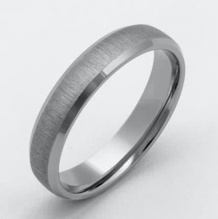 Schlichter Titanring mit mattierter Oberfläche und polierten Kanten als moderner Ehering Titan oder dezenter Verlobungsring in schlichter, klarer Form