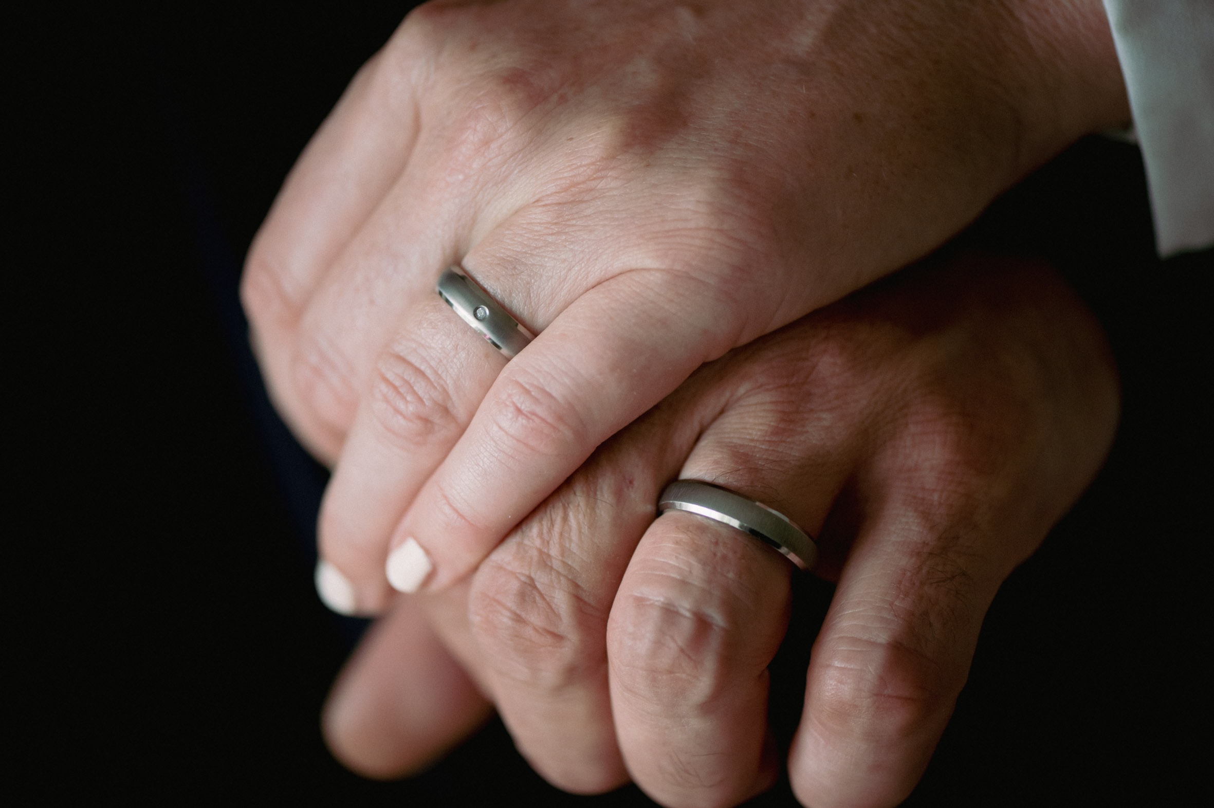 Verlobungsringe für Männer aus Titan: Reduktion mit Substanz