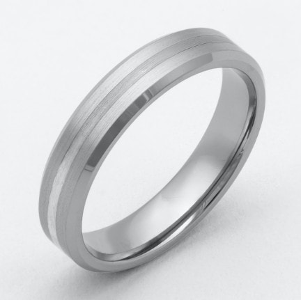 Eheringe für Männer – warum Titan oft die bessere Wahl ist