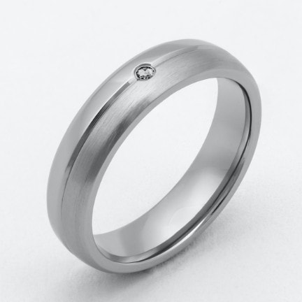 Warum ein Titan Ehering oft länger „richtig“ wirkt